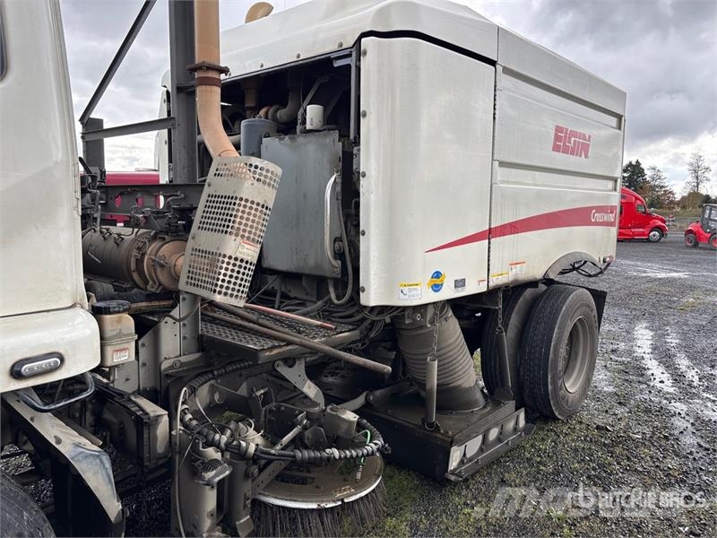 Elgin Crosswind on Elgin UD3300 Sweeper Truck (Inoperabl Pometalni stroji