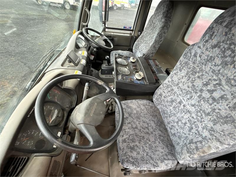 Elgin Crosswind on Elgin UD3300 Sweeper Truck (Inoperabl Pometalni stroji