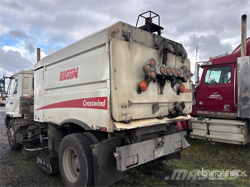 Elgin Crosswind on Elgin UD3300 Sweeper Truck (Inoperabl Pometalni stroji