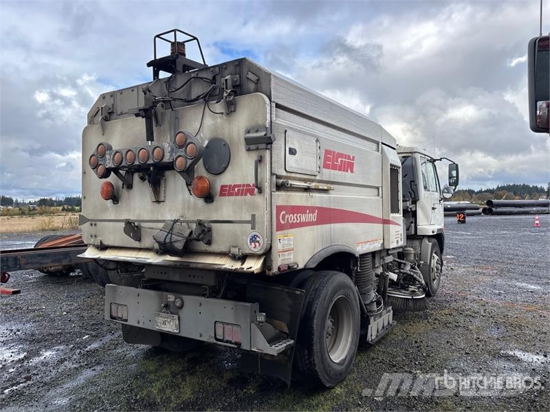 Elgin Crosswind on Elgin UD3300 Sweeper Truck (Inoperabl Pometalni stroji