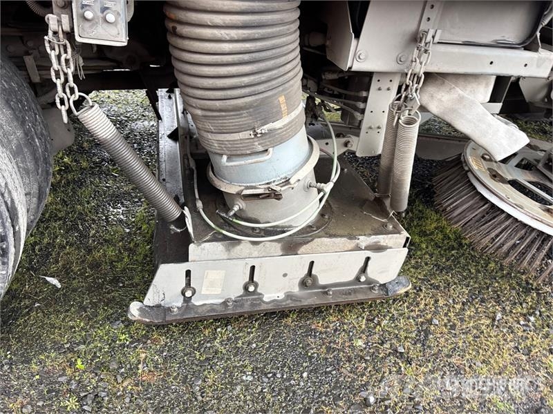 Elgin Crosswind on Elgin UD3300 Sweeper Truck (Inoperabl Pometalni stroji