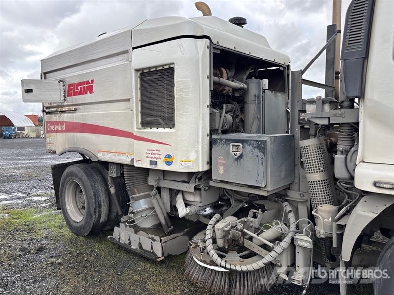 Elgin Crosswind on Elgin UD3300 Sweeper Truck (Inoperabl Pometalni stroji