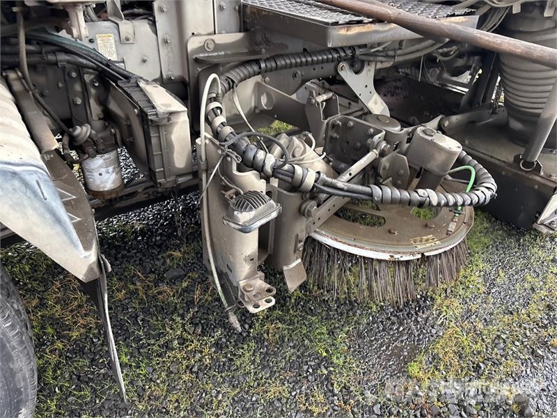 Elgin Crosswind on Elgin UD3300 Sweeper Truck (Inoperabl Pometalni stroji