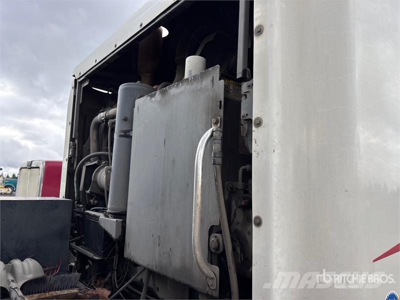Elgin Crosswind on Elgin UD3300 Sweeper Truck (Inoperabl Pometalni stroji