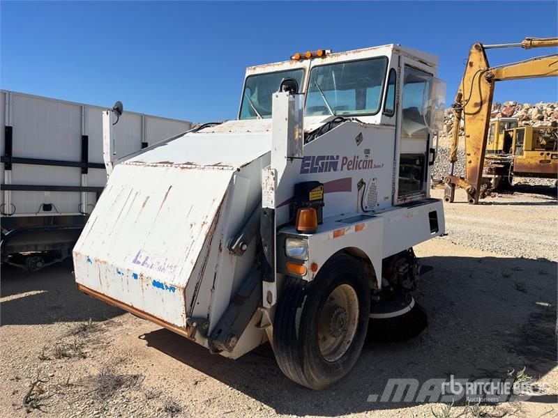 Elgin Pelican Series P Self-Propelled Broom Підмітальні машини