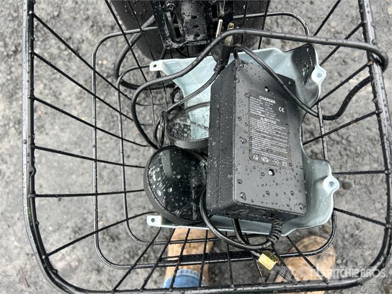 EV-BLACK Electric Scooter (Inoperable) Mönkijät