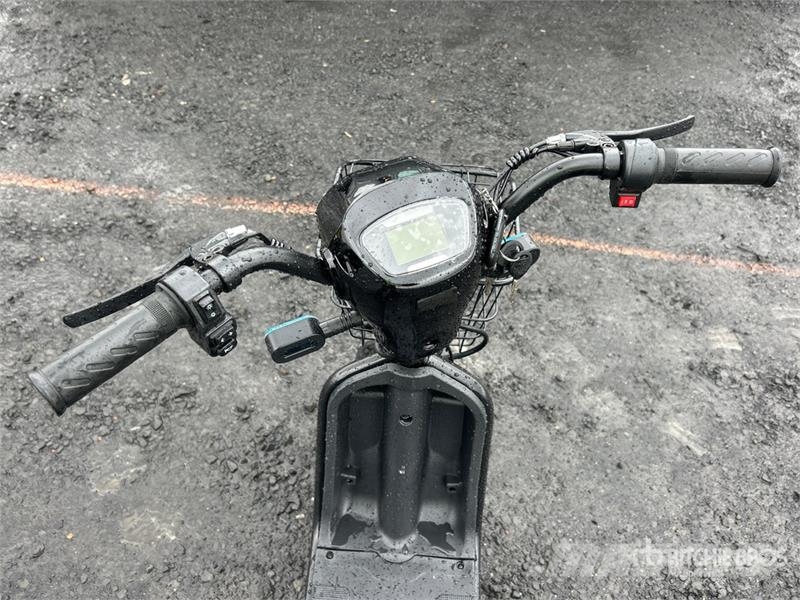 EV-BLACK Electric Scooter (Inoperable) Mönkijät