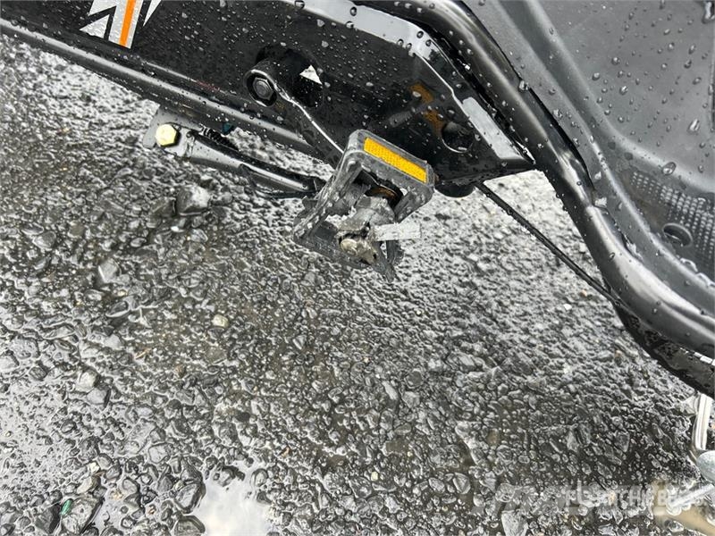 EV-BLACK Electric Scooter (Inoperable) Mönkijät