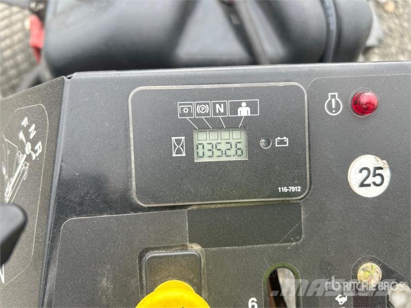 Exmark Turf Tracer X-Series Stand-On 60 in Lawn Mower Tractores corta-césped