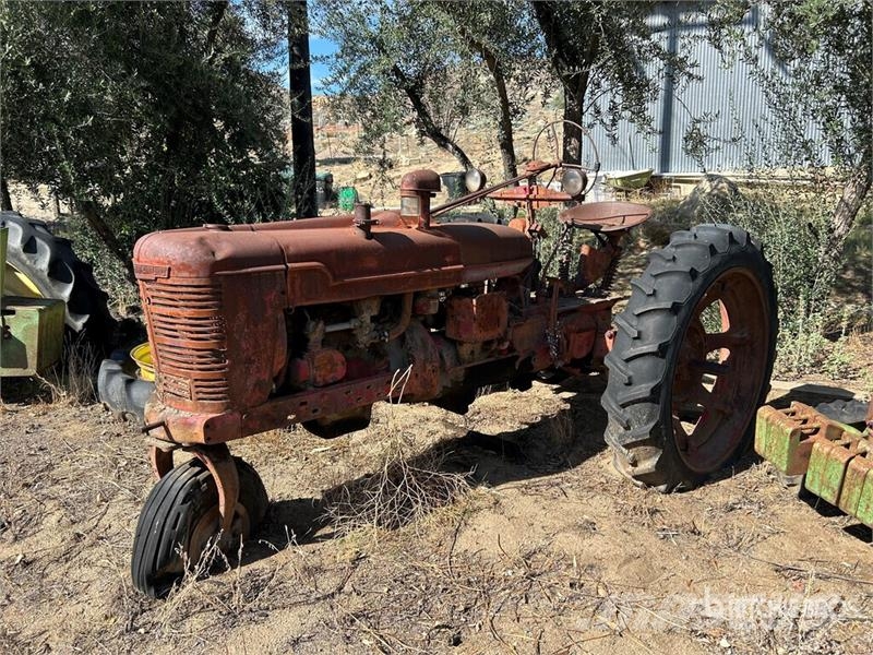 Farmall 2WD Tractor (Inoperable) Traktorji