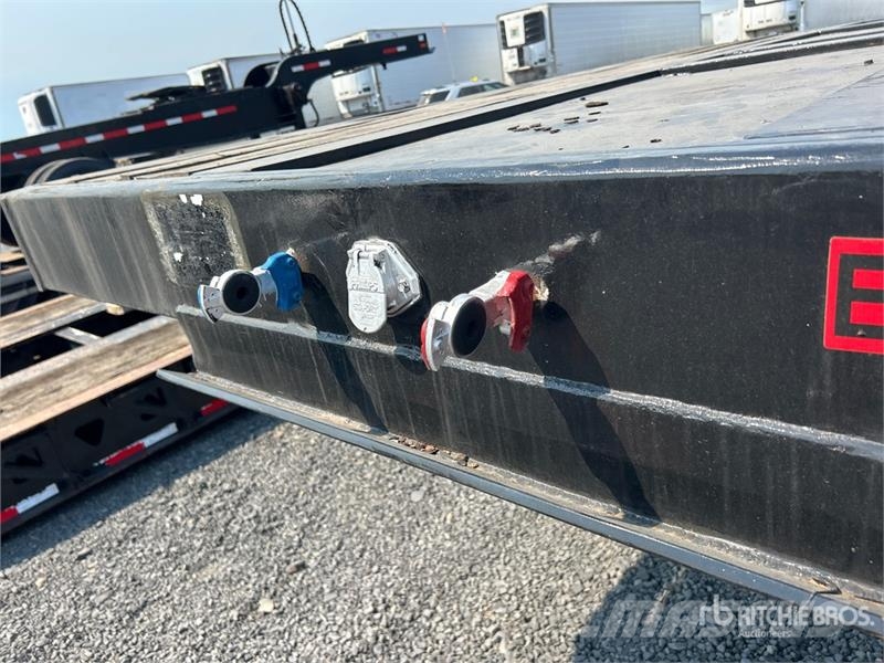 Fontaine Tri/A 48 ft - 65 ft Extendable Step Deck Trailer لوادر منخفضة