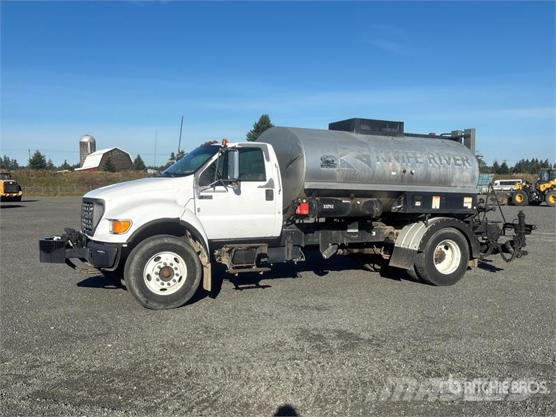 Ford 2000 gal on Ford F-750 4x2 Asphalt Distributor Tru Tankbilar