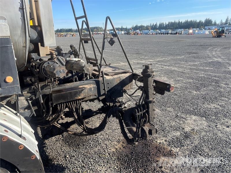 Ford 2000 gal on Ford F-750 4x2 Asphalt Distributor Tru Tankbilar