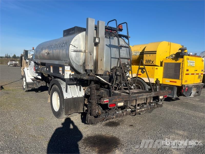 Ford 2000 gal on Ford F-750 4x2 Asphalt Distributor Tru Tankbilar