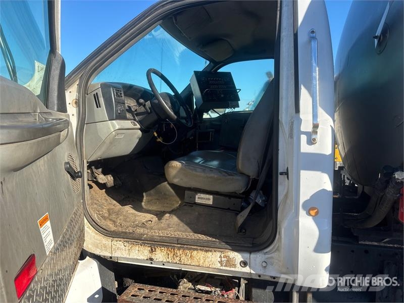 Ford 2000 gal on Ford F-750 4x2 Asphalt Distributor Tru Tankbilar