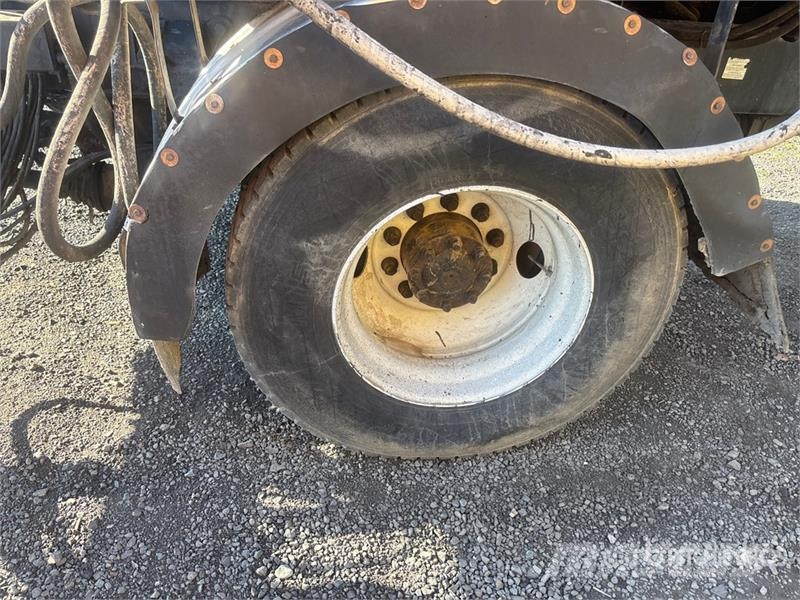 Ford 2000 gal on Ford F-750 4x2 Asphalt Distributor Tru Tankbilar