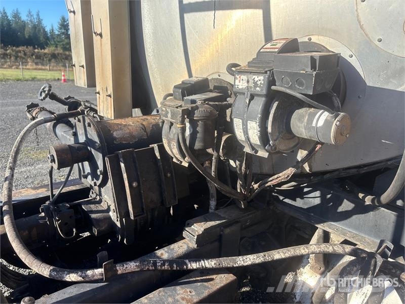 Ford 2000 gal on Ford F-750 4x2 Asphalt Distributor Tru Tankbilar