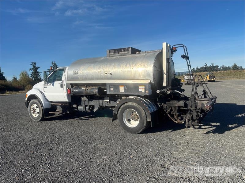 Ford 2000 gal on Ford F-750 4x2 Asphalt Distributor Tru Tankbilar