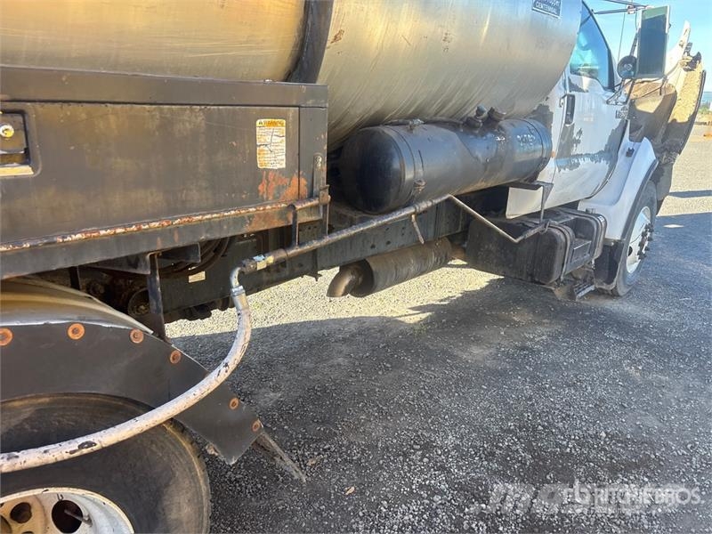 Ford 2000 gal on Ford F-750 4x2 Asphalt Distributor Tru Tankbilar