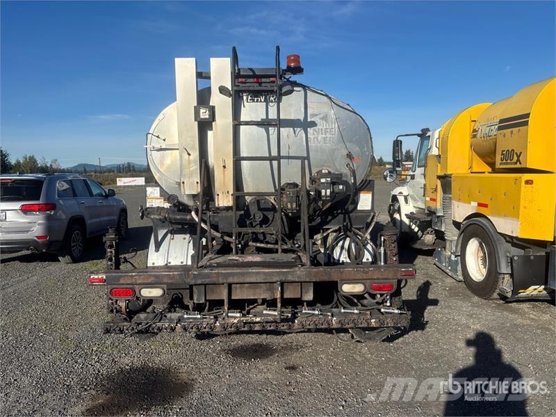 Ford 2000 gal on Ford F-750 4x2 Asphalt Distributor Tru Tankbilar