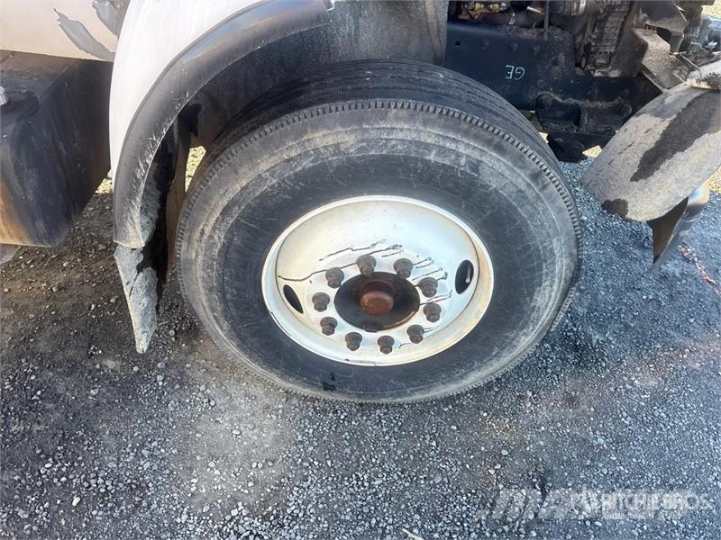 Ford 2000 gal on Ford F-750 4x2 Asphalt Distributor Tru Tankbilar