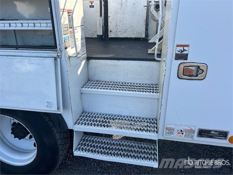 Ford A40P 40 ft on Ford F-750 XL 4x2 Cable Placer Bucke Auto korvtõstukid