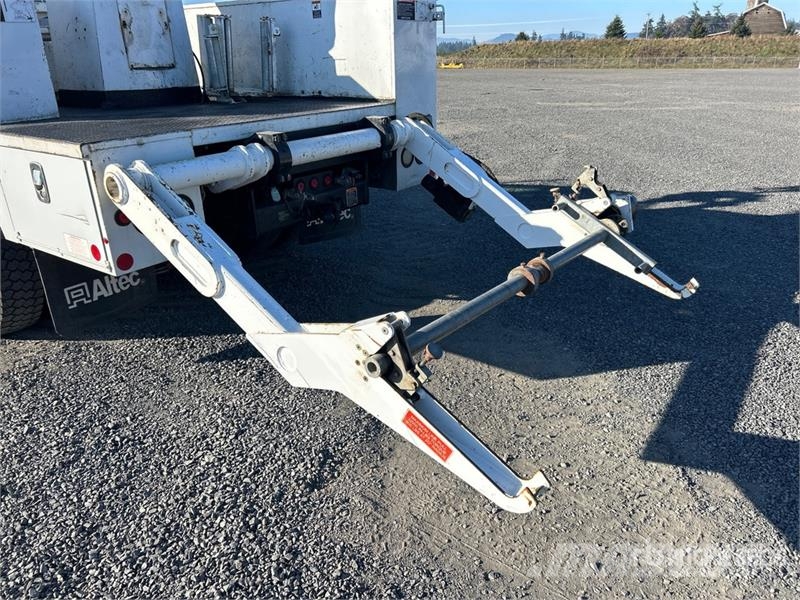 Ford A40P 40 ft on Ford F-750 XL 4x2 Cable Placer Bucke Auto korvtõstukid