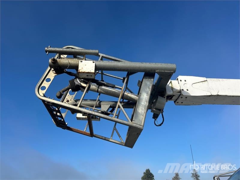 Ford A40P 40 ft on Ford F-750 XL 4x2 Cable Placer Bucke Auto korvtõstukid