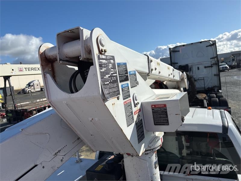 Ford AT37G 37 ft on Ford F-550 4x4 Bucket Truck Nostolava-autot