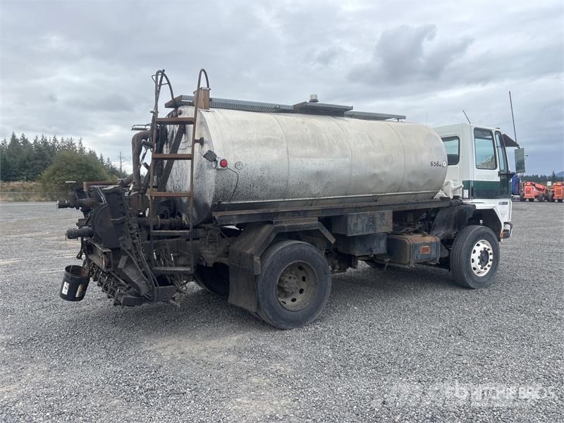 Ford Bearcat BC-401 2100 gal on Ford 4x2 Asphalt Distr Вантажівки-цистерни