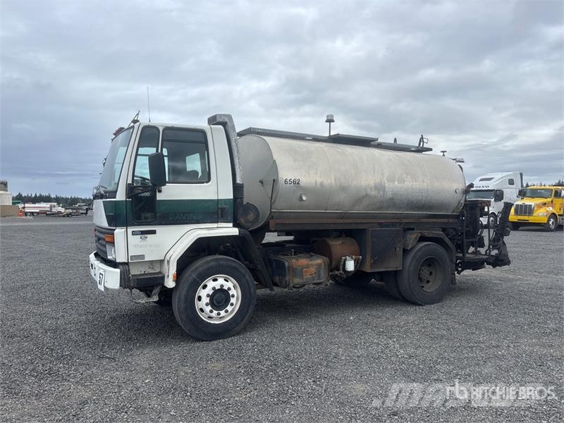 Ford Bearcat BC-401 2100 gal on Ford 4x2 Asphalt Distr Вантажівки-цистерни