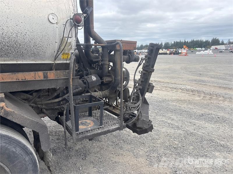 Ford Bearcat BC-401 2100 gal on Ford 4x2 Asphalt Distr Вантажівки-цистерни