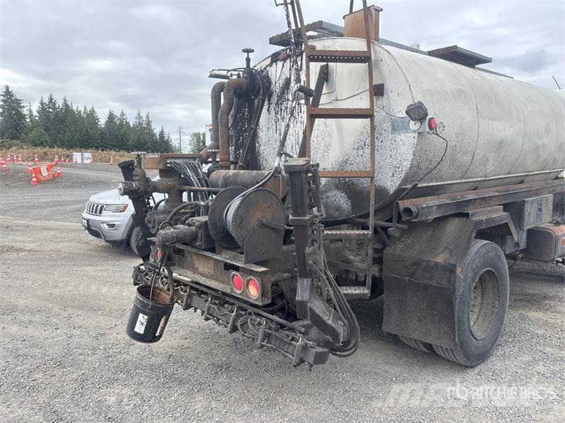 Ford Bearcat BC-401 2100 gal on Ford 4x2 Asphalt Distr Вантажівки-цистерни