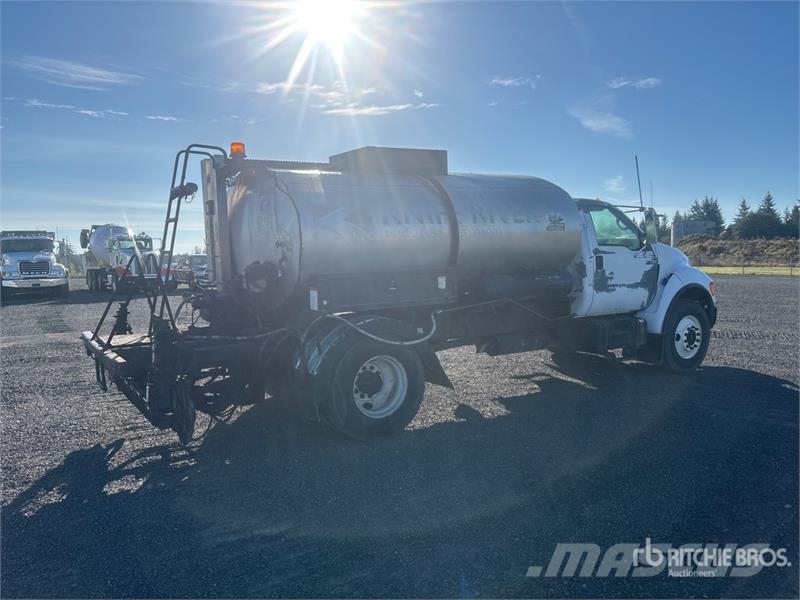 Ford Black-Topper CENTENNIAL 2000 gal on Ford F-750 4x2 Tanker trucks