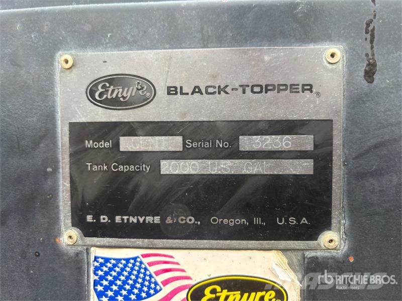 Ford Black-Topper CENTENNIAL 2000 gal on Ford F-750 4x2 タンカートラック