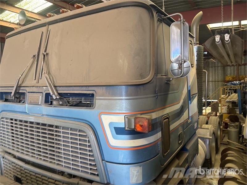 Ford CL-9000 6x4 T/A Cabover w/ Sleeper Vlačilci