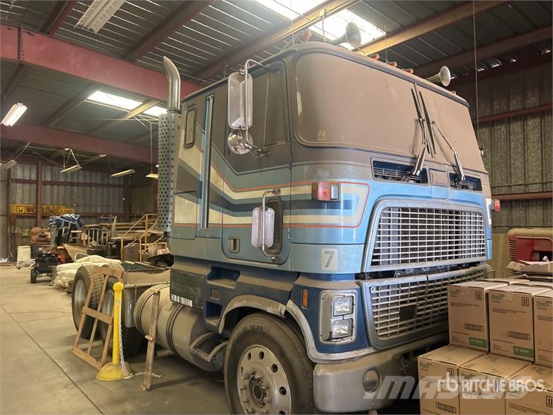 Ford CL-9000 6x4 T/A Cabover w/ Sleeper Vlačilci