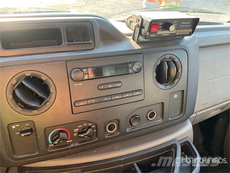 Ford E-350 Saug- und Druckwagen