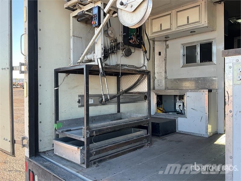 Ford E-350 Saug- und Druckwagen
