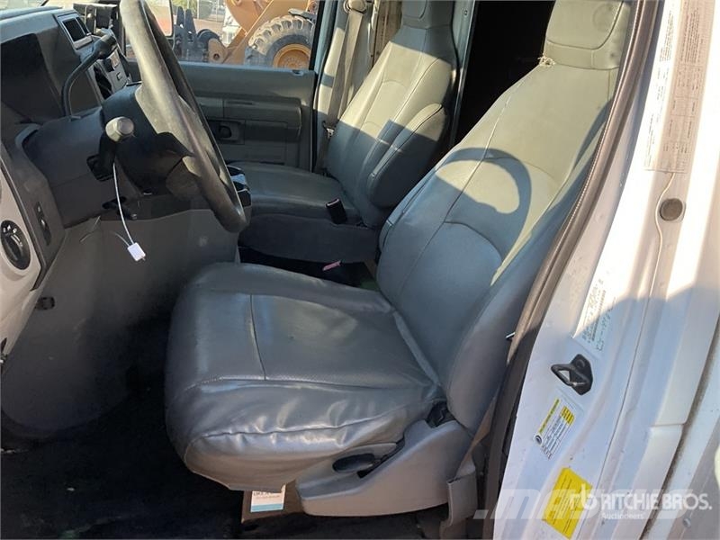 Ford E-350 Saug- und Druckwagen