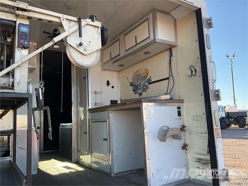 Ford E-350 Saug- und Druckwagen
