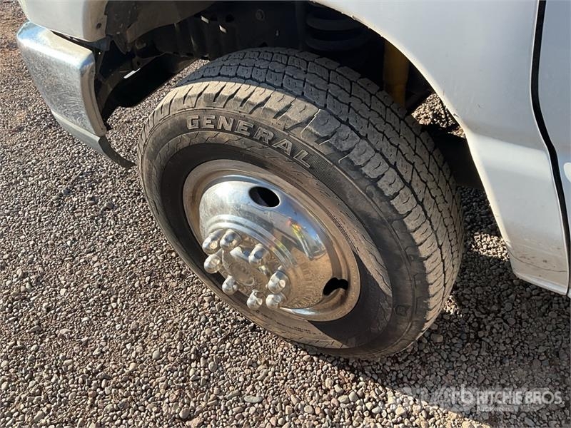 Ford E-350 Saug- und Druckwagen
