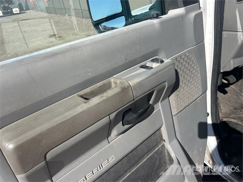 Ford E-350 Utilitaire