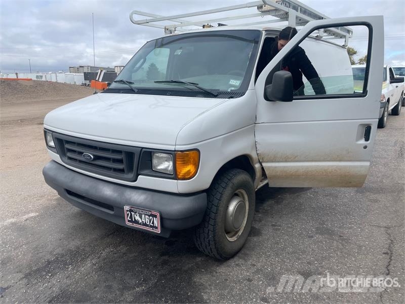 Ford E-350 廂式貨物運輸車