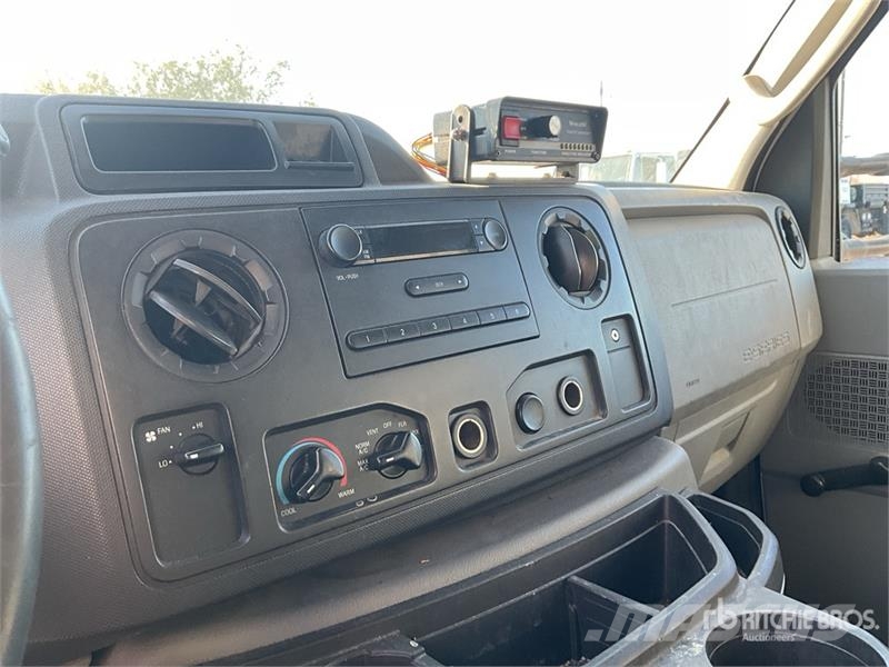 Ford E-350 Saug- und Druckwagen
