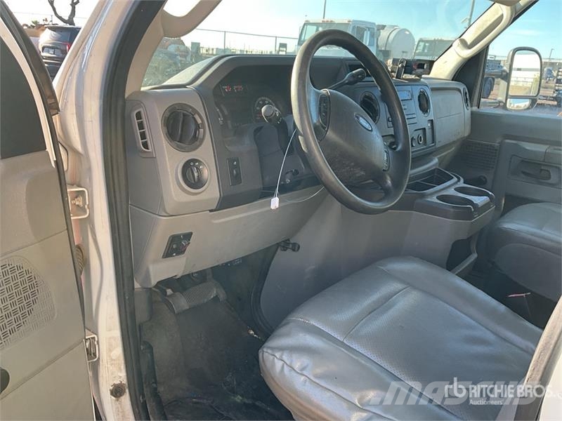 Ford E-350 Saug- und Druckwagen