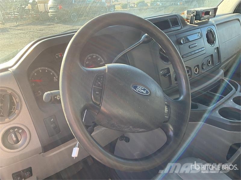 Ford E-350 Saug- und Druckwagen