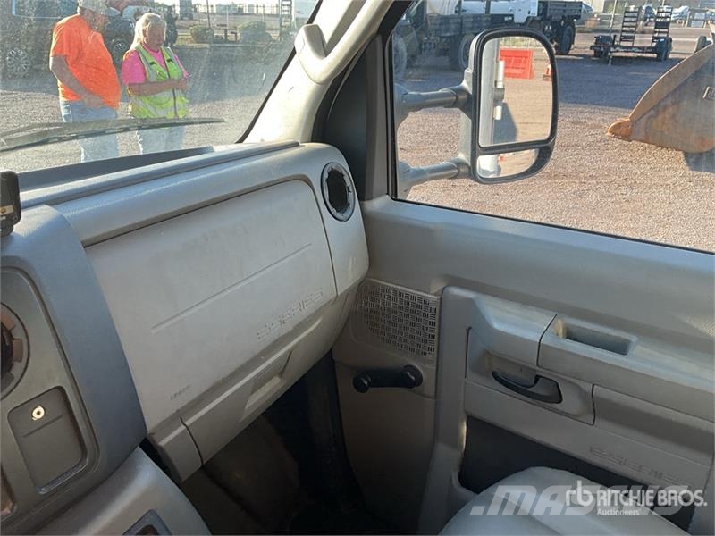 Ford E-350 Saug- und Druckwagen