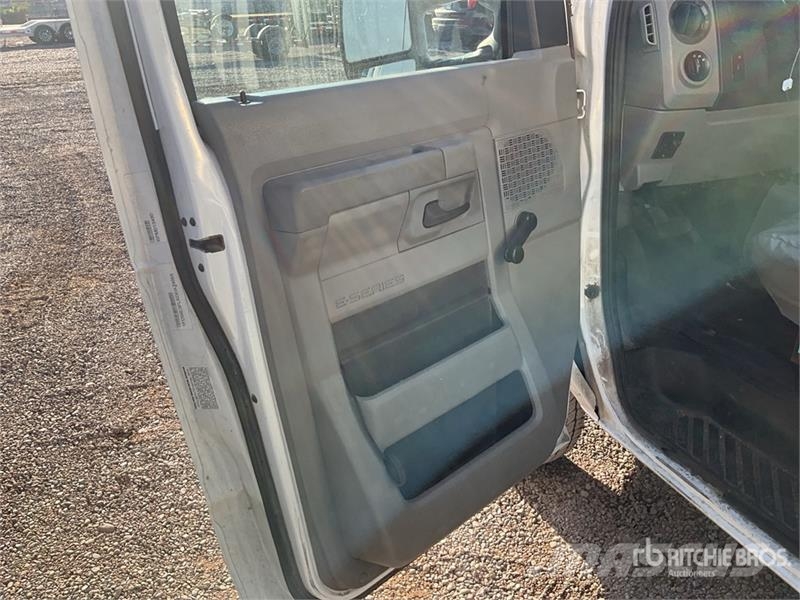 Ford E-350 Saug- und Druckwagen