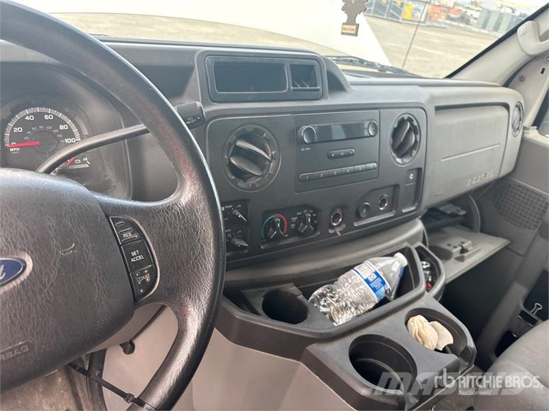 Ford E-350 10 Passenger Van (Inoperable) 패널 화물차